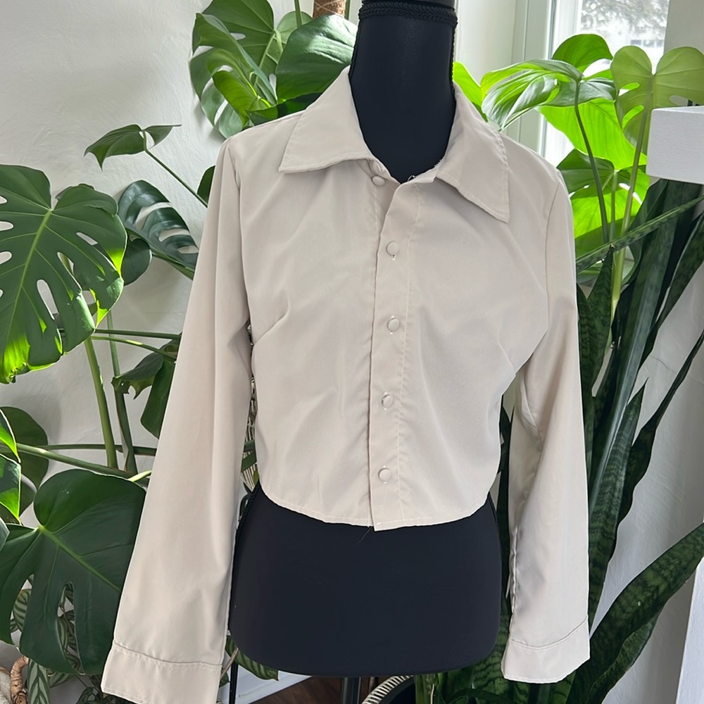 Cargo style pant set/cropped long sleeve button down
Beige size small multi